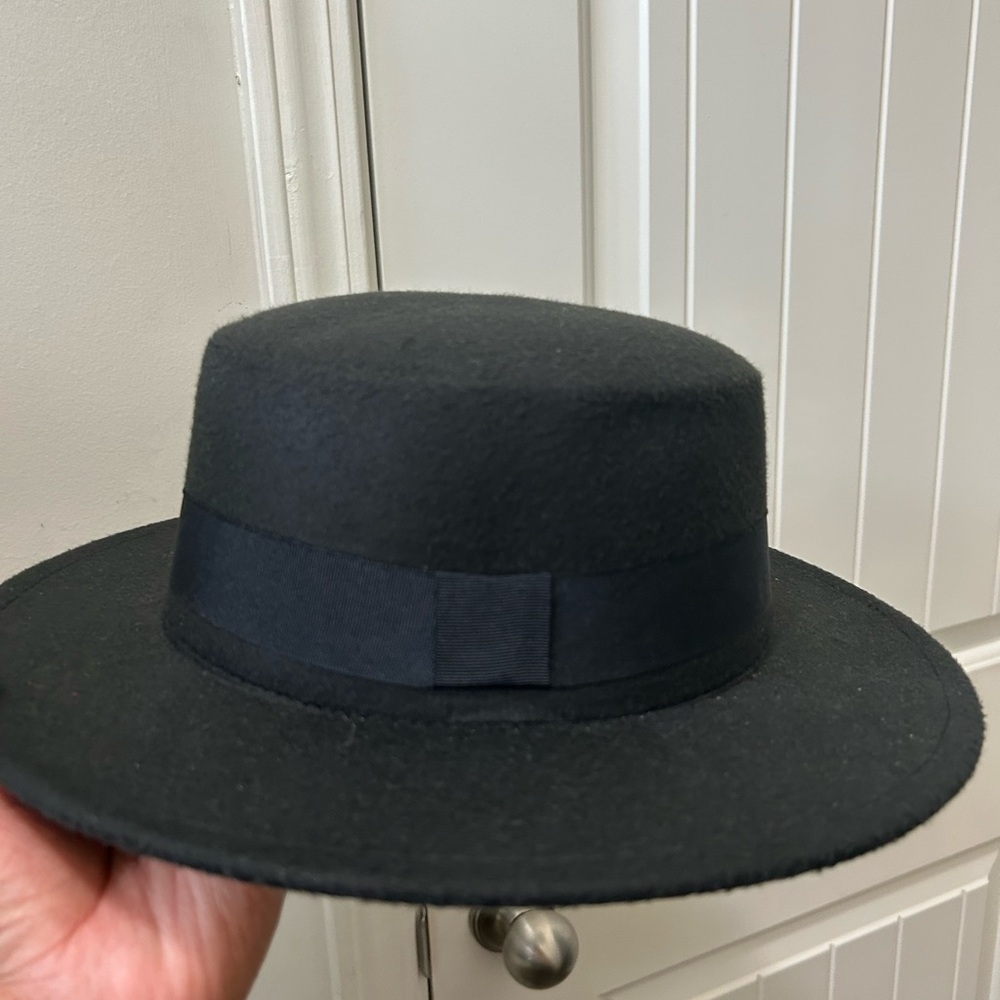 Black Felt Boater Hat Wide Brim Ribbon Accent Unisex Style - Picture 5 of 5